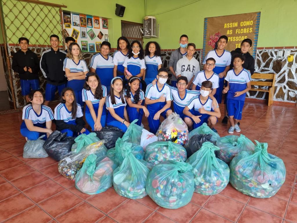 Arrecadação das tampinhas e lacres durante os jogos Estudantis do Colégio CEMA.