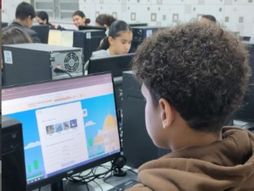 8º Ano Explora o Conhecimento Científico em Aula no Laboratório de Informática