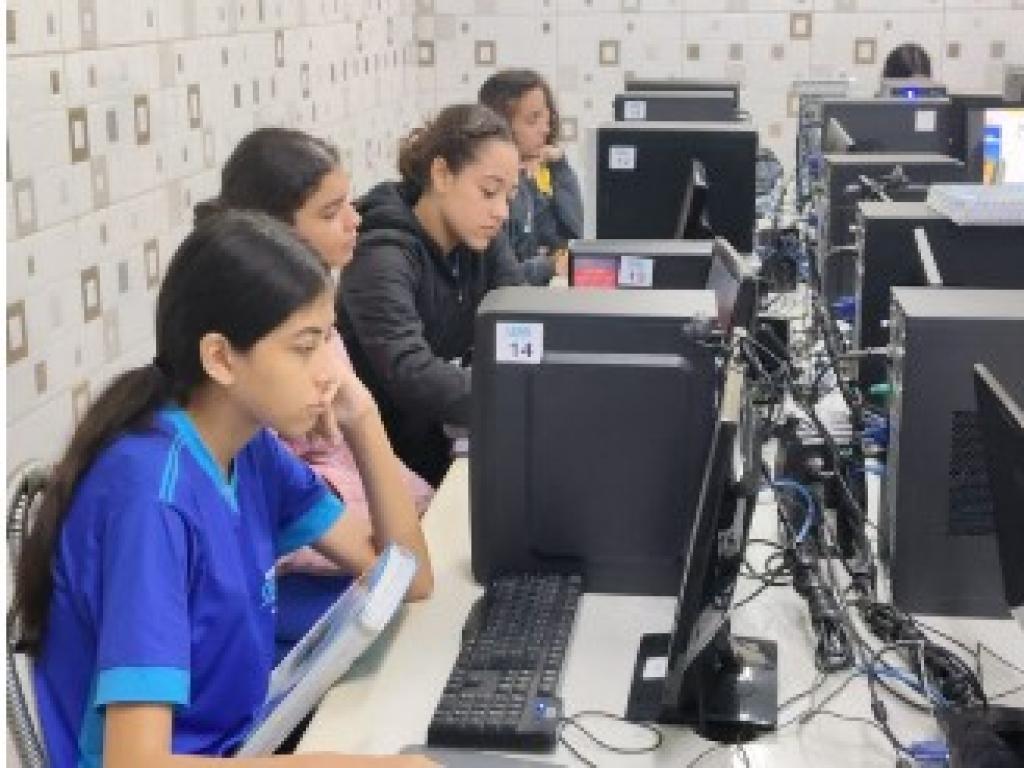 8º Ano Explora o Conhecimento Científico em Aula no Laboratório de Informáti